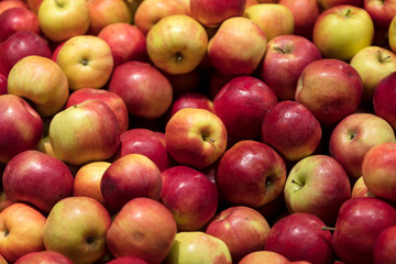 Fototapeta na wymiar Image of fresh apples in supermarket store
