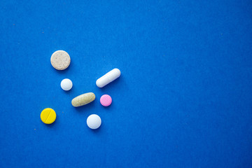 разноцветные пилюли на синем фоне