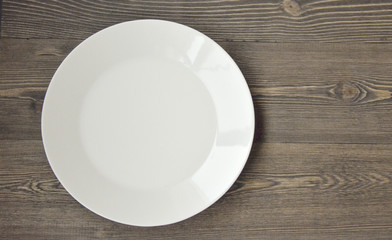 белая тарелка на деревянном фоне