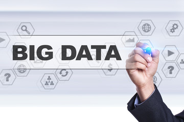Businessman drawing on virtual screen. big data concept.