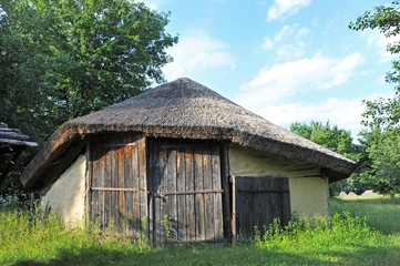Fototapeta na wymiar Ancient wooden barn