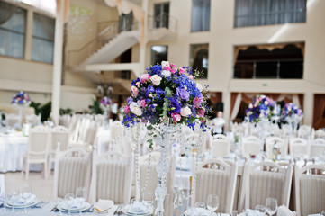 Violet and purple flowers at awesome wedding table.