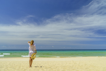 Obraz premium Classy woman on the beach