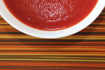 tomato soup, tomatos, tomato sous in the bowl, bowl, tomato cream soup in the bowl with noodles, tomato cream soup, tomato soup with noodles, oregano, tomato soup with oregano, noodles, 