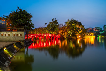 Fototapeta premium The Huc bridge (red bridge), entrance of Ngoc Son temple on Hoan Kiem lake, Hanoi, Vietnam