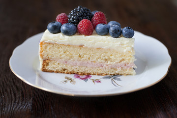Pie with fresh berries