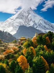 Fotobehang Mount Everest Boeddhistisch klooster en Manaslu-berg in de Himalaya, Nepal. Uitzicht vanaf Manaslu circuit trek