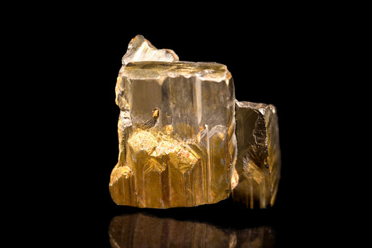 Pyrit oder Katzengold, Hintergrund schwarz, Mineral, Heilstein, Rohstein