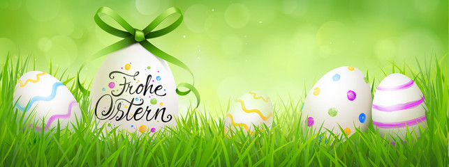 Bunt bemalte Ostereier mit Wiese und Bokeh Hintergrund - Frohe Ostern