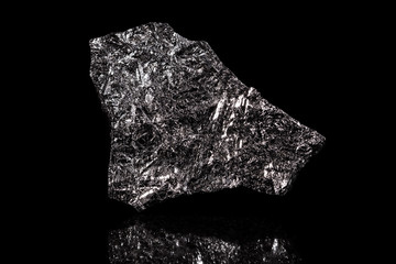 Silizium oder Silicium, schwarzer Hintergrund, Element, Rohstein