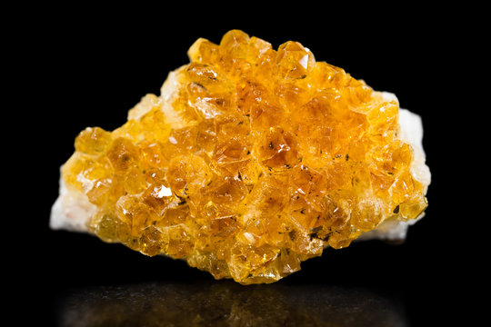 Citrin oder Zitrin Quarz, Hintergrund schwarz, Heilstein, Mineral