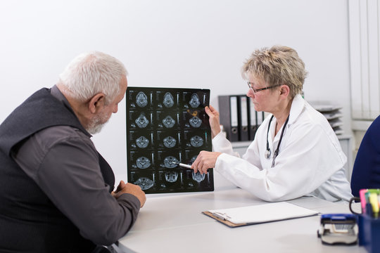 Ärztin in Beratung mit Patient und Röntgenbild