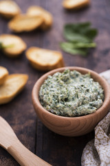 Spinach appetizer with bread