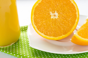 Eine geschnittene Orange und Orangensaft