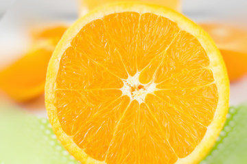 Eine frische Scheibe von einer Orange