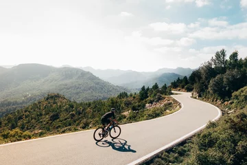 Papier Peint photo Vélo Cycliste sur la route de montagne