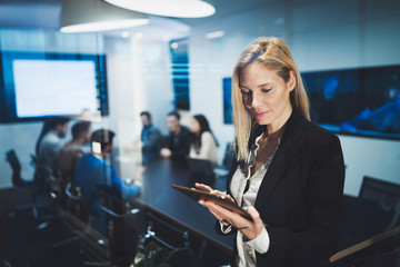 Business woman holding a tablet in conference room - obrazy, fototapety, plakaty