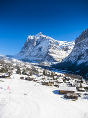 Schweiz, Kanton Bern, Berner Oberland, Interlaken-Oberhasli, Wetterhorn, Winterlandschaft  in Grindelwald bei Sonnenaufgang, hinten das Mittelhorn und Wetterhorn,