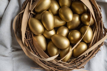 Osternest mit goldenen Eiern