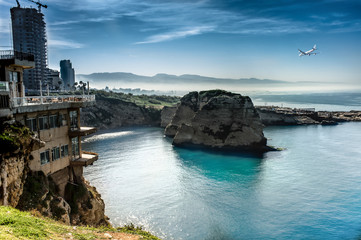 Naklejka premium Pigeon Rocks, słynne formacje geologiczne u wybrzeży Bejrutu w Libanie.