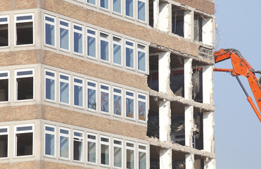 Bürohaus, Abrißhaus,  Abreißender Abrißbagger