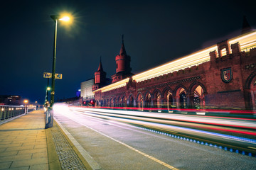 Straßenverkehr an der Oberbaumbrücke bei Nacht - obrazy, fototapety, plakaty