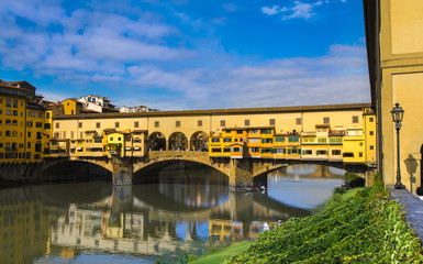 Obraz premium Ponte Vecchio Bridge crossing the Arno River in Florence, UNESCO World Heritage Site, Tuscany, Italy, Europe