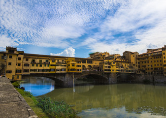 Obraz premium Ponte Vecchio Bridge crossing the Arno River in Florence, UNESCO World Heritage Site, Tuscany, Italy, Europe