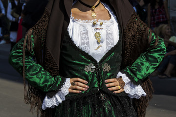 SELARGIUS, ITALIA - SETTEMBRE 11, 2016: Antico sposalizio selargino, dettaglio di una costume...