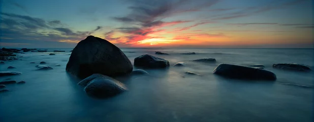 Photo sur Plexiglas Côte Große Findlinge an der Ostsee bei Sonnenuntergang, Insel Rügen, Deutschland