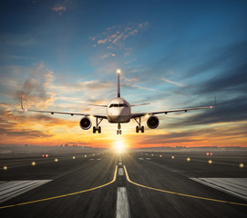 Naklejka premium Samolotowy lądowanie lotniskowy pas startowy w zmierzchu świetle