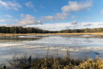 En is på en sjö som är täckt av vatten