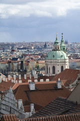 Fototapeta premium Prag im Hochformat mit Kostel svatého Tomáše u. Kostel sv. mikuláše im Vordergrund