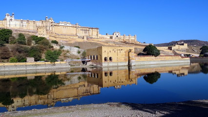 Fototapeta na wymiar Fuerte Amber reflejado en el lago Maotha. Jaipur. Rajasthan . India 