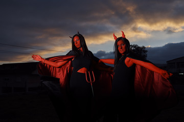 Dos mujeres jóvenes disfrazadas de demonio en Halloween