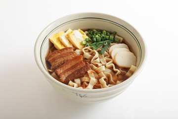 沖縄伝統の三枚肉そば
