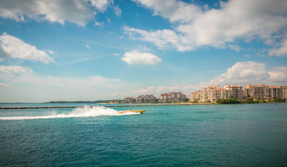 Schnellboot am Wasser vor Miami