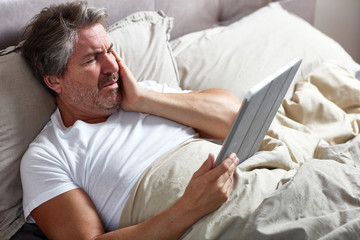 Obraz premium Man with tablet computer