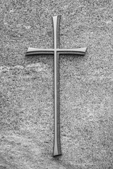 Silbernes Kreuz auf Grabstein