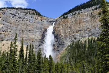 Chute d'eau d'une falaise