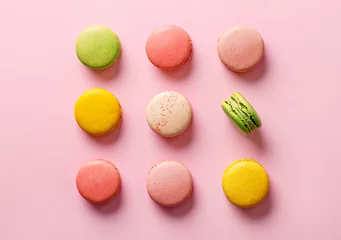 Foto op Plexiglas Dessert Flay lay selectie van kleurrijke macarons. Bovenaanzicht