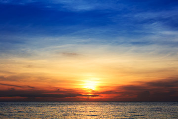 Fototapeta na wymiar sunset over the ocean on clear day