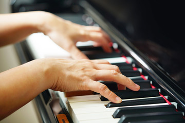Obraz premium Scene of pianist hands from beside angle playing piano. Selective focused..
