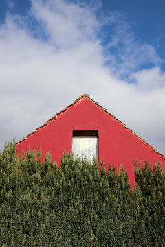 Rotes Haus mit Giebeldreieck