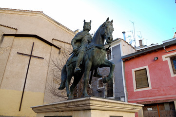 Fototapeta na wymiar Estatua en Cuenca de Alfonso VIII