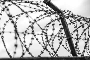 Gefängnis mit Natodraht gesichert