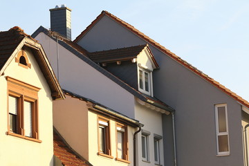 Fototapeta na wymiar Häuser und ihre Dächer in einer Reihe, Haus und Dach