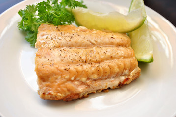 Broiled Salmon with Parsley and Lime Slices
