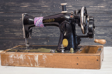 Старая швейная машинка.