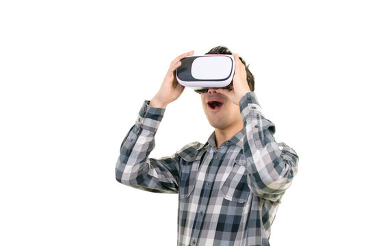 Überraschter junger Mann mit VR-Brille